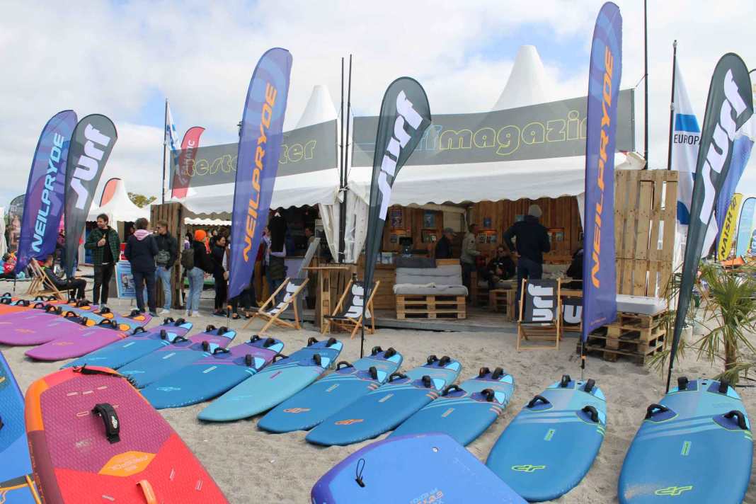 Das Test-Center und der surf-Stand sind direkt nebeneinander am Südstrand zu finden