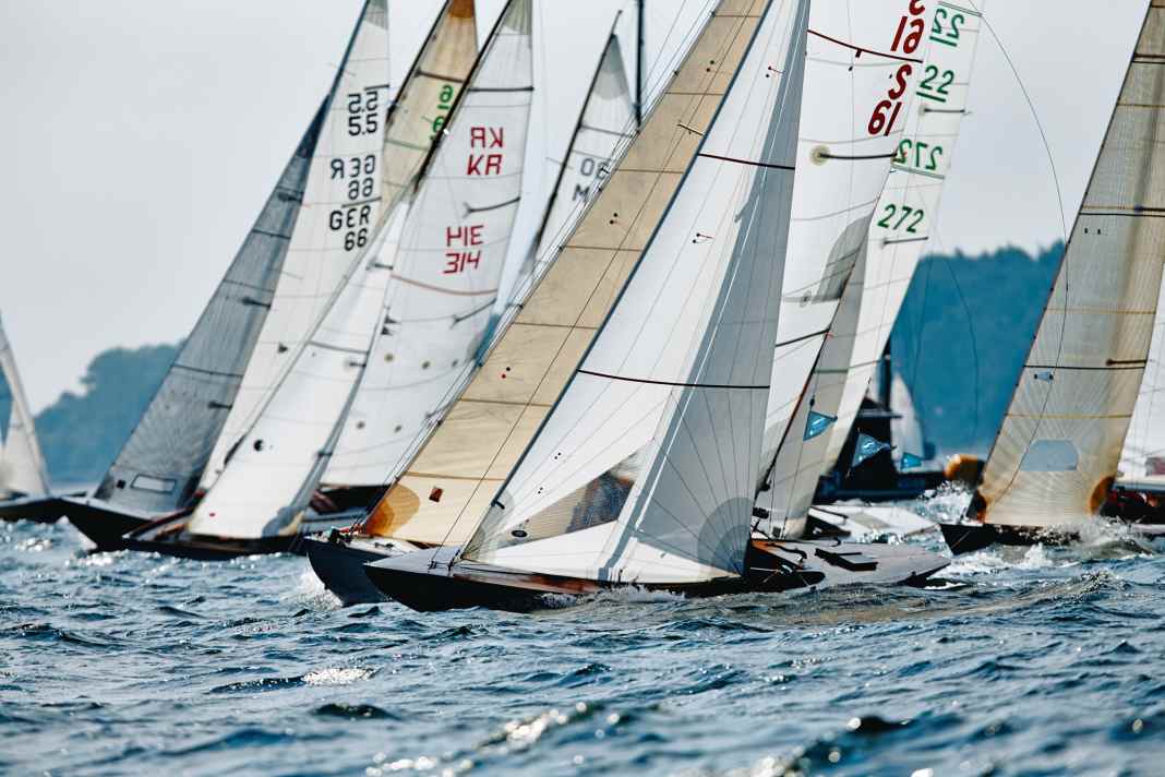 There are three main methods for the production of sailcloth that affect its properties
