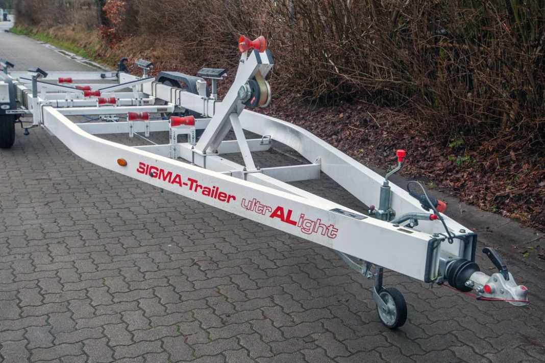 Ein klassischer Motorboottrailer aus Aluminium