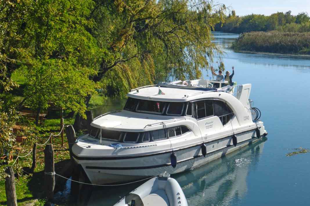 The only houseboat in a wide area: our Minuetto at the public jetty in Caposile