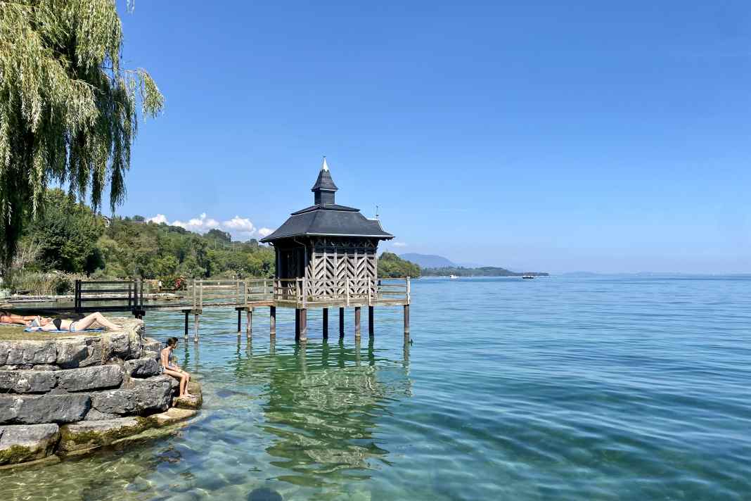 Seebad mit Pavillon in Saint Aubin am Neuenburgersee