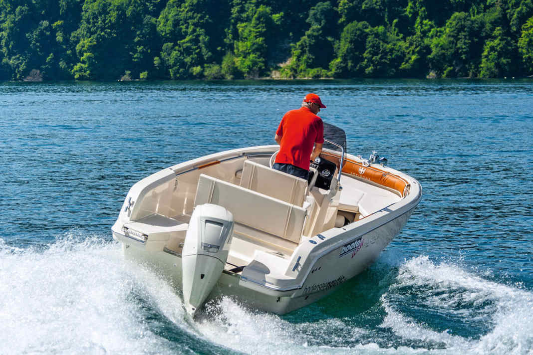 With the 100 hp Mercury, the Invictus 190 FX makes a safe gliding trip