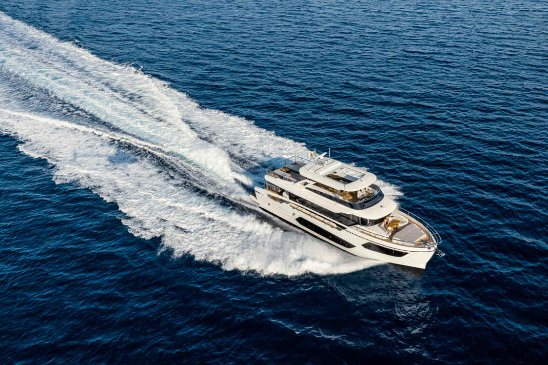 Volle Gleitfahrt: Die 23 Meter lange Navetta 75 übernahm den GFK-Rumpf von der 73. Das IPS-angetriebene Absolute-Flaggschiff schafft maximal 24 Knoten