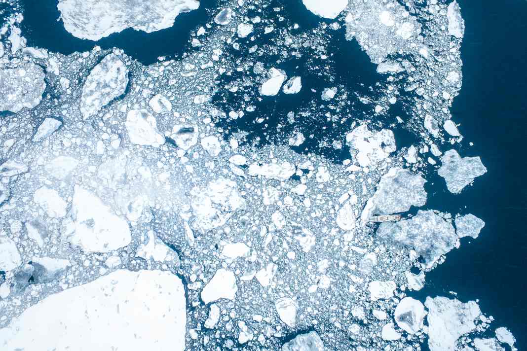 Versteck für 55 Meter: In der Hinlopenstretet zwischen den Inseln Spitzbergen und  Noraustlandet wird das Packeis so dicht, dass ein Weiterkommen ohne Hilfe eines Eisbrechers nicht mehr möglich ist
