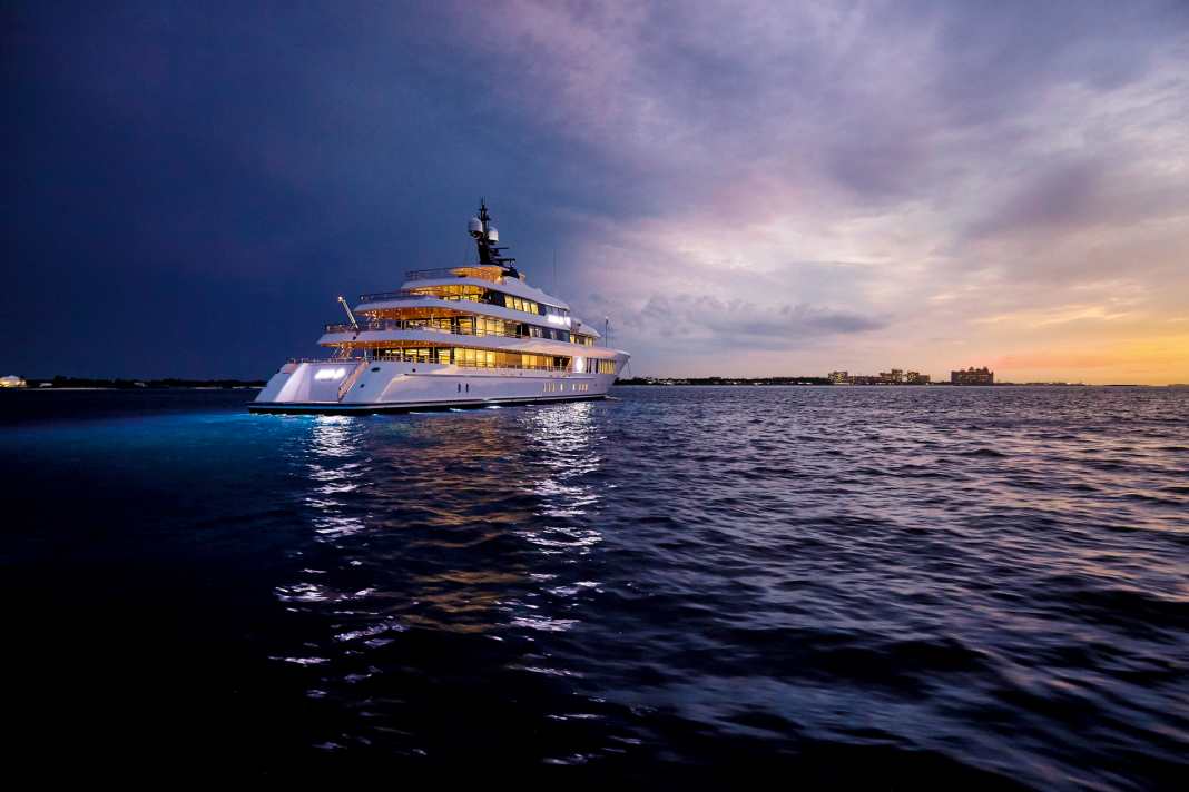Five decks on 61 metres: only the owner sleeps on the upper deck. He invites his guests for a drink aft at the flagpole. The family lives forward on the main deck, the crew below