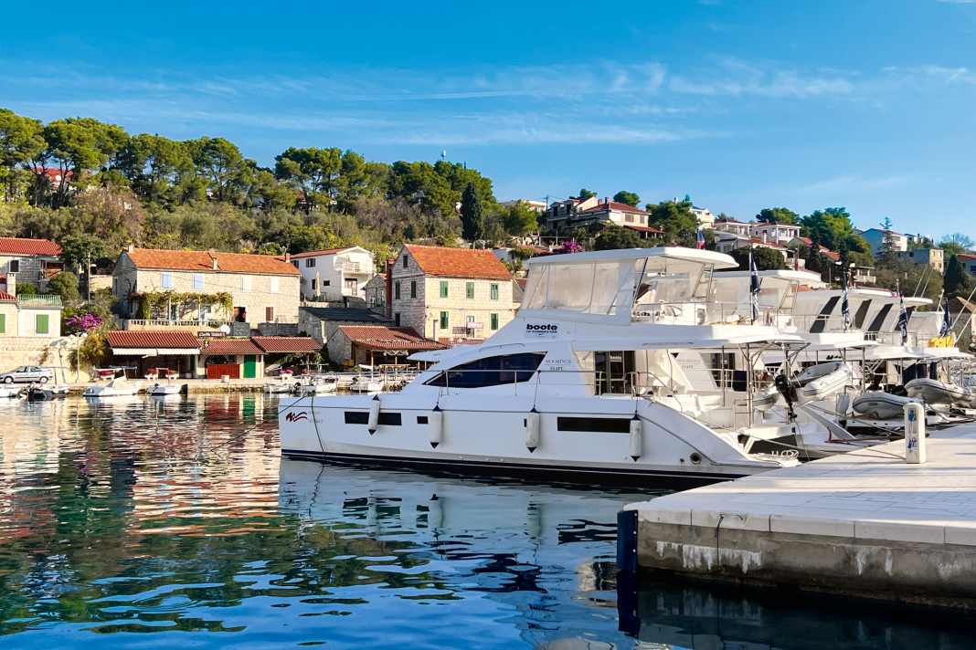In addition to the standard manoeuvres such as the "Roman Catholic" mooring at a quay wall in the harbour, there is also the...