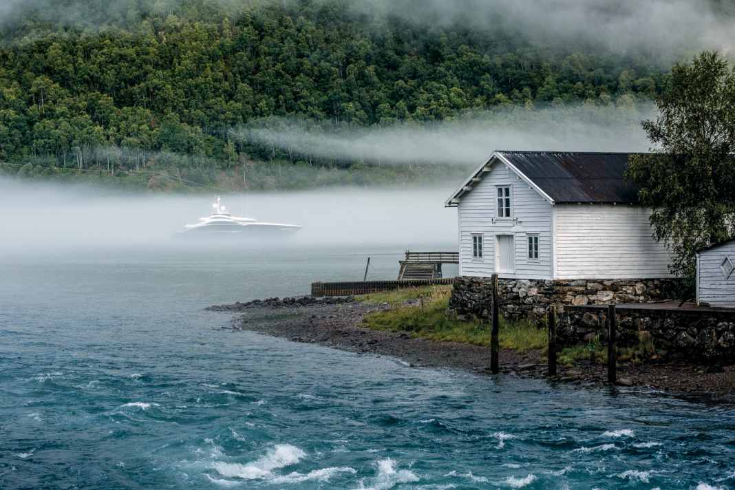 Unterwegs im Fjord: Die 50 Meter lange „Ann G“ schiebt sich durch den Nebel