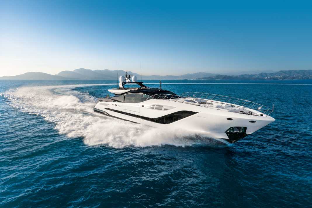 Vorn Weißer Hai, hinten Sportwagen: Vier MTUs arbeiten vor vier Kamewa-Waterjets, was für mehr als die offiziellen  34 Knoten reicht. Tatsächlich pflügen die 50 Meter mit bis  zu 37 Knoten durch die Wellen