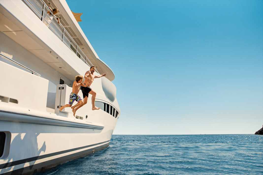 In the overview: three yachts from each of four brokers, divided into three price categories