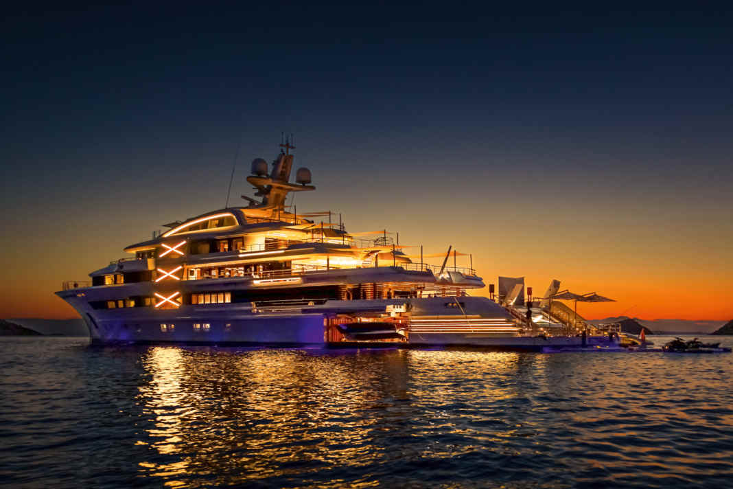Worth seeing: the 88 metres are clearly identifiable even at night and from a distance. The nine-metre-long Pedrazzini Vivale awaits in the beach club