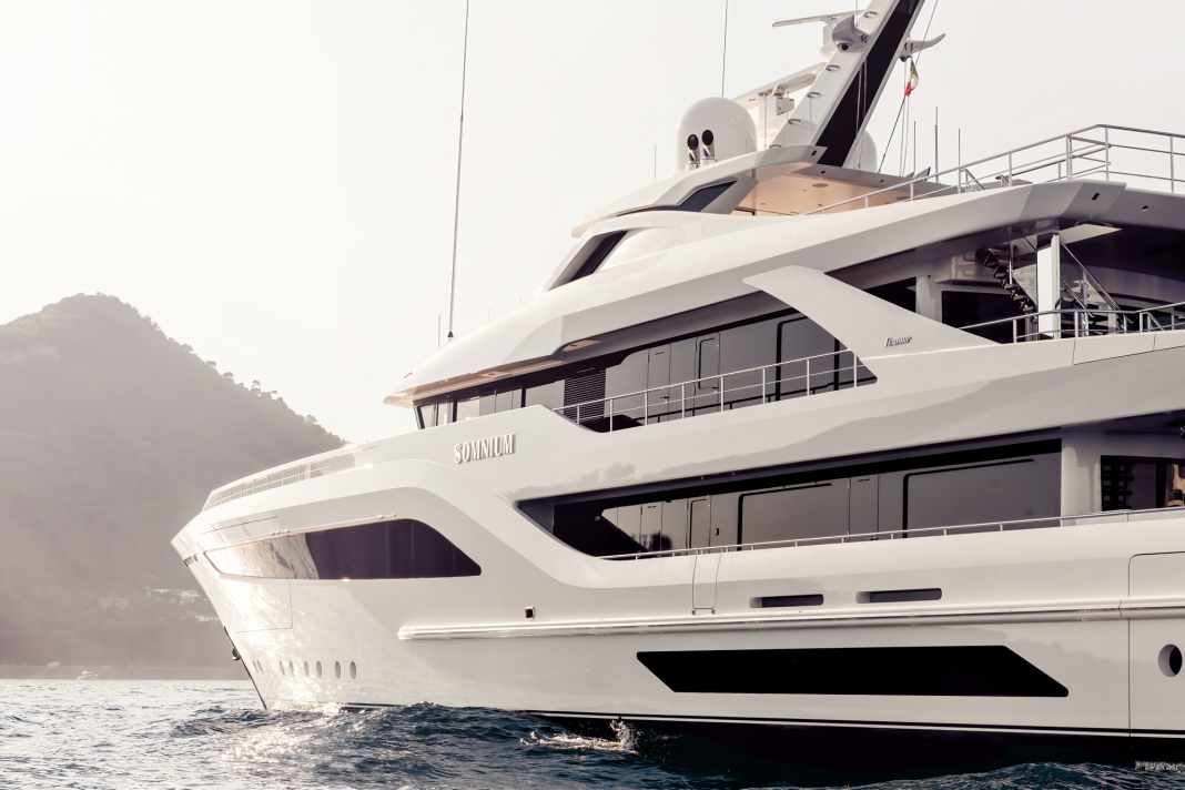 Skulptural: Feadship schweißte Rumpf und Aufbauten aus Aluminium und mit reichlich Lichtkanten. Die Linien ersann der Eigner mit dem werfteigenen Designteam von De Voogt