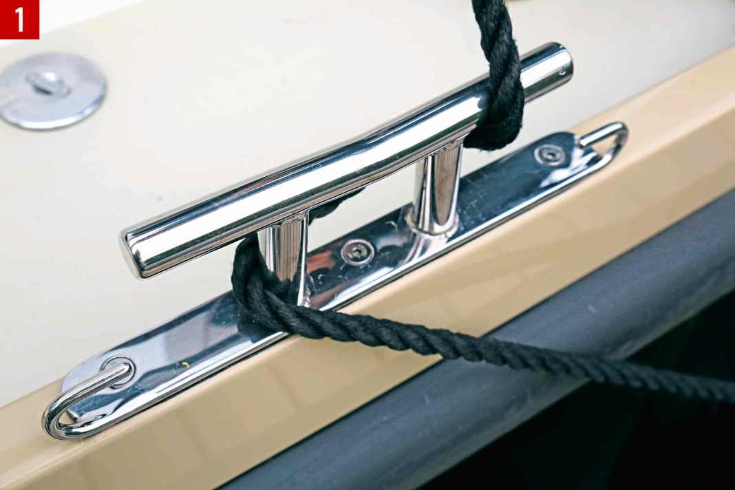 Lay the mooring line 180 degrees around the cleat. This usually provides sufficient friction. The fixed part must lead away from the cleat. Otherwise it can pinch the loose part (as shown here, the line is also guided when it has to be fished).