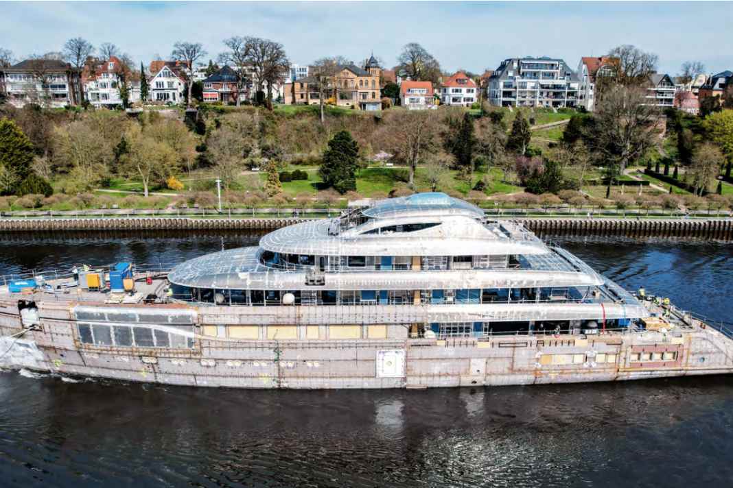 Lürssen-Trio: "Ace 21" reiste von Bremerhaven nach Lemwerder