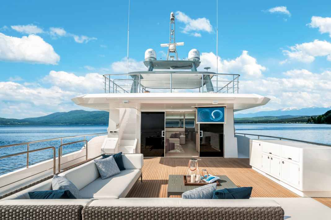 Brückendeck: Die Heckterrasse kommt mit mobilen Sitzmöbeln, Bar und Bildschirm