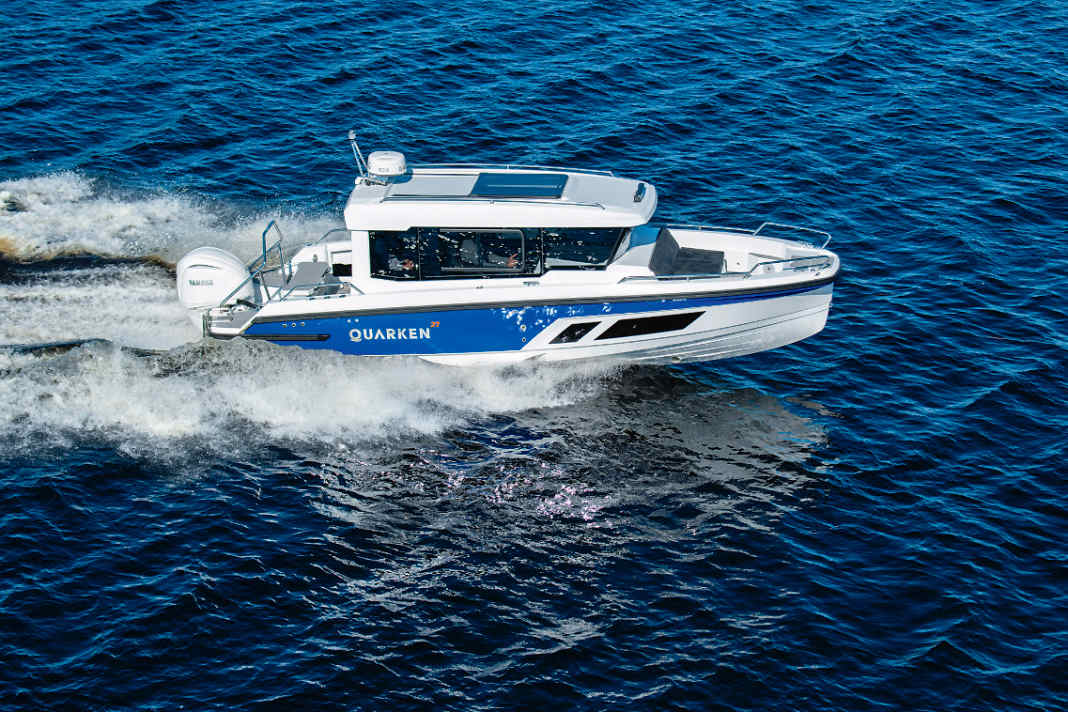 1. Quarken 27 Cabin (SE): 8,35 m lang, 2,59 m breit, Verdrängung 2700 kg (o. M.). Mit 1 x 300-PS-Außenborder: 105.900 €