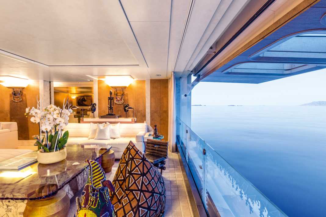 Ethno look: The large saloon on the main deck presents the furnishing style of this exceptional concept. The wall of the superstructure, which can be opened upwards together with the glazing, has never before been repeated in a design of this format