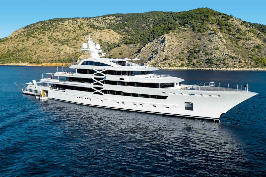 Außenansichten: Der ursprüngliche Ken-Freivokh-Entwurf blieb erhalten. Golden Yachts optimierte den 2007 auf Kiel gelegten Rumpf, verlängerte im Heck um drei Meter und ergänzte die bereits vorhandene Atrium-Säule um das „X“ als Designmerkmal. Die vier Tender reichen von 6,30 bis zehn Meter