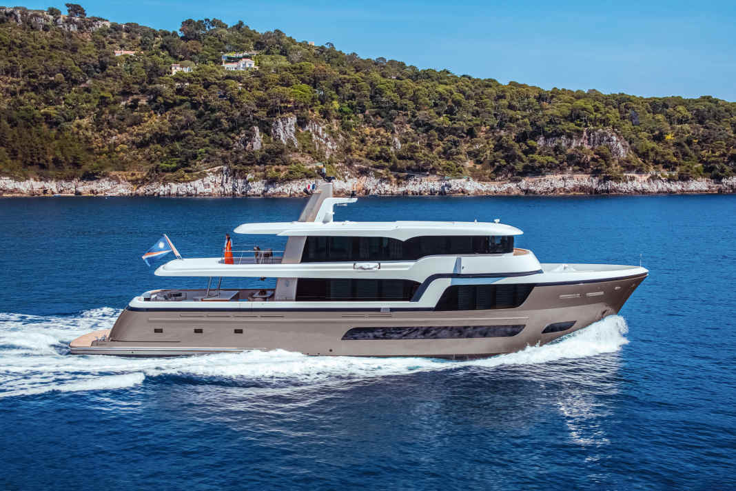 Elegant: Guido de Groot drew a black glass strip from the stern to the bow, which also integrates the windows of the saloon. For a clean look, the designer hid the tender behind the forward bulwark