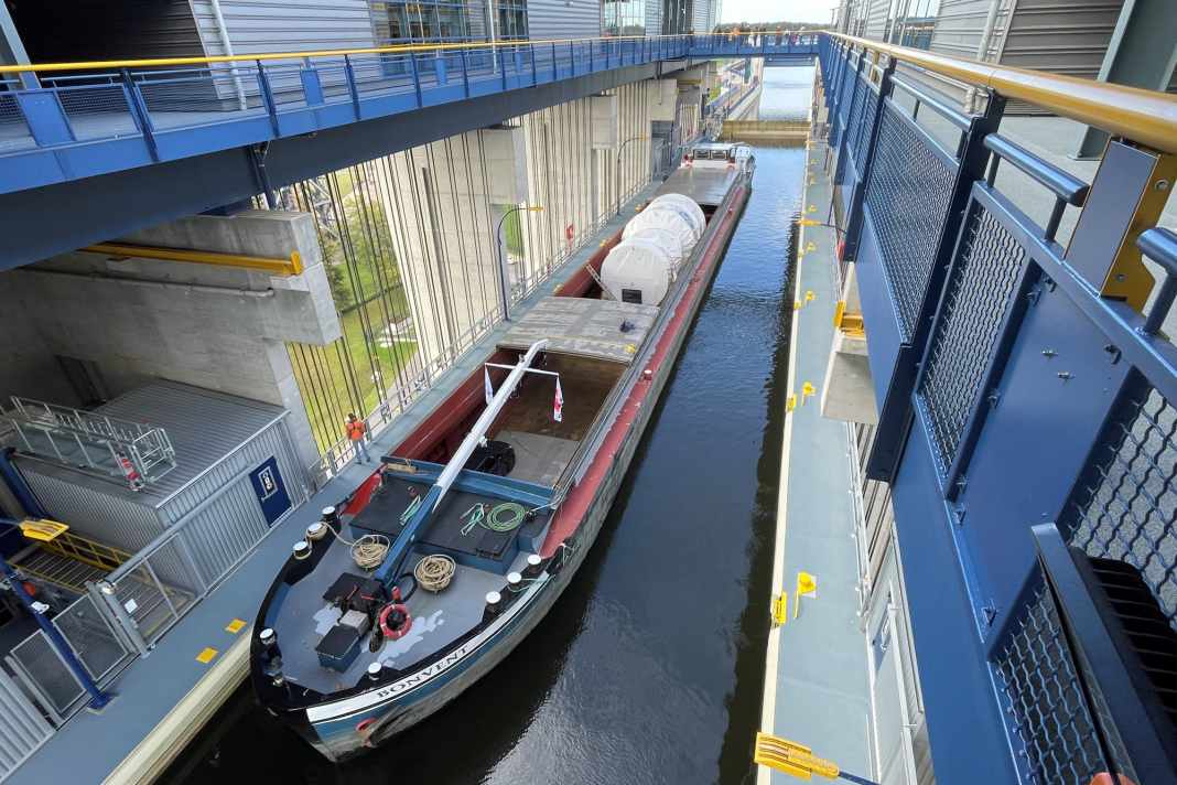 10. Oktober 2022: erster Sondertransport durch das neue Schiffshebewerk Niederfinow mit einer 390 t schweren und 5,60 m hohen Turbine