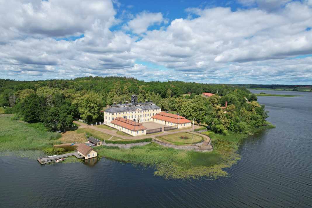 Sturefors Slott am Kinda-Kanal