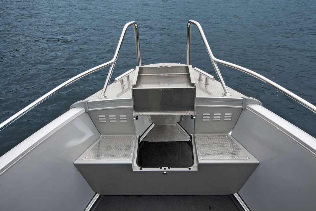 To the north, you moor over the bow, which is why there is a step with a pulpit here. Below this is a storage compartment for the anchor