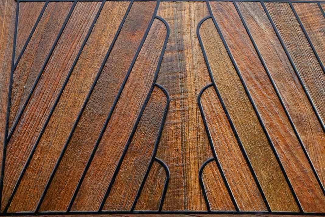 Schritt 1 - Reinigen: Das Deck wird abgespült, abgewaschen und noch nass weiterbehandelt. Für die laufende Pflege entfällt die aufwendige Tiefenreinigung