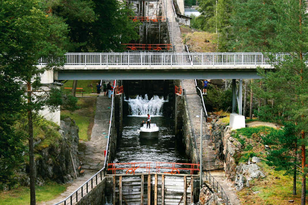 Ohne Schleusen unmöglich: Bei Vrangfoss in Südnorwegen überwindet der historische Telemarkkanal eine 23 m hohe Felswand. In Deutschland sind solche Schleusentreppen inzwischen durch einzelne Großbauwerke ersetzt worden