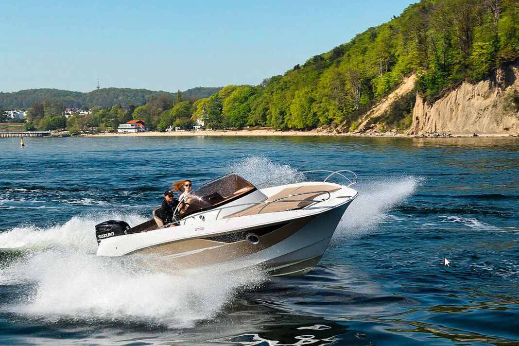 Galia 700 Sundeck (PL): 6,97 m lang, 2,55 m breit, Verdrängung (o.M.) 1800 kg. Mit 1x 150-PS-Außenborder: ab 88.721 €