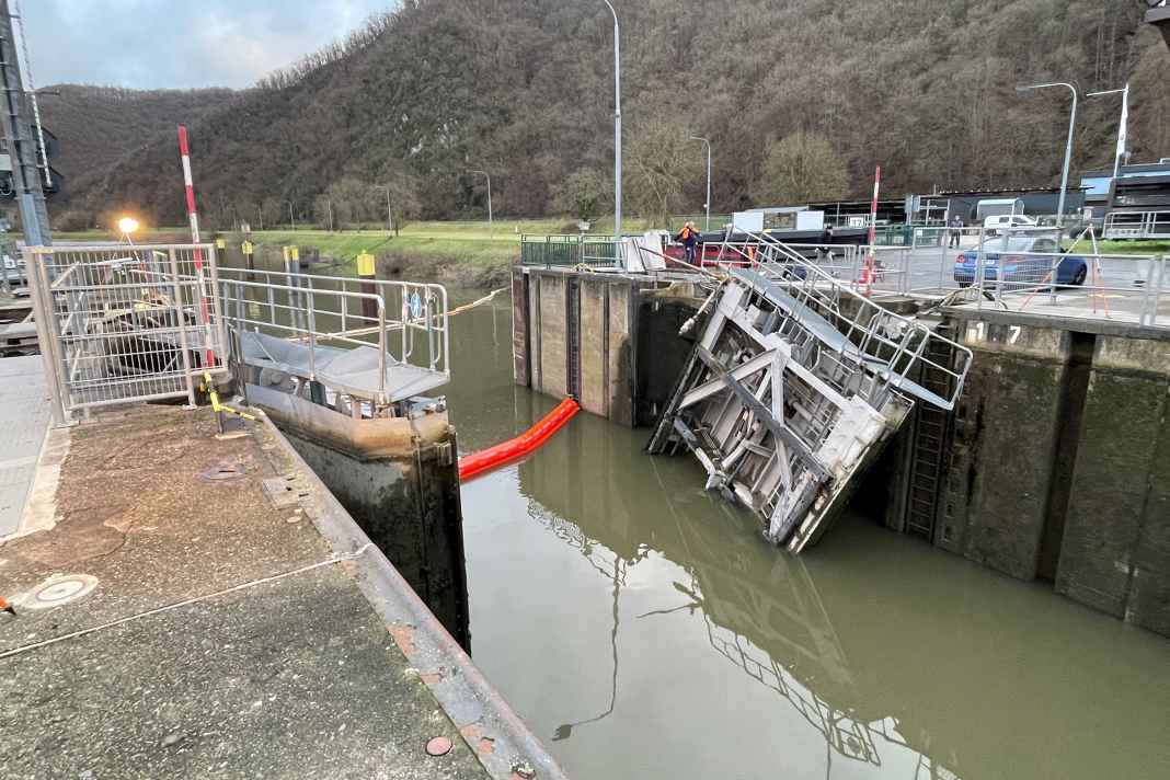 Beide Torflügel der Schleuse Müden sind vollständig aus ihrer Verankerung gerissen und deformiert worden