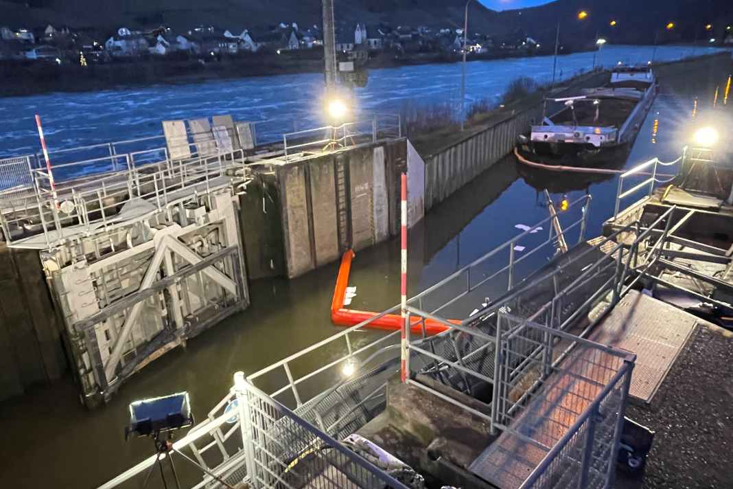 Damage to the gate wing, on the right the person responsible for the accident.