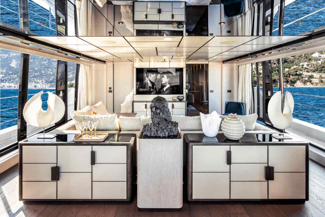 Skylounge: Vom luftigen Salon auf dem Oberdeck gehen drei Glas-Schiebetüren ab. Je eine zu den Seitengängen sowie eine zum achterlichen Cockpit