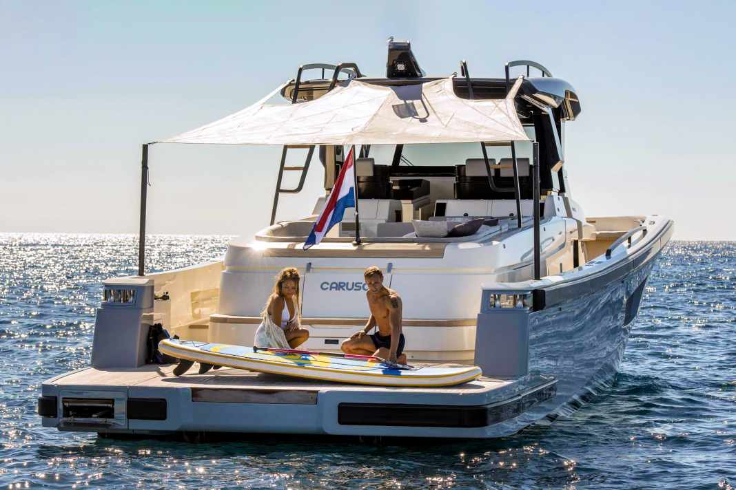 Launching platform: On the port side there is a jetty with bathing steps when the stern goes down. The lazarette is located in the centre in front of it