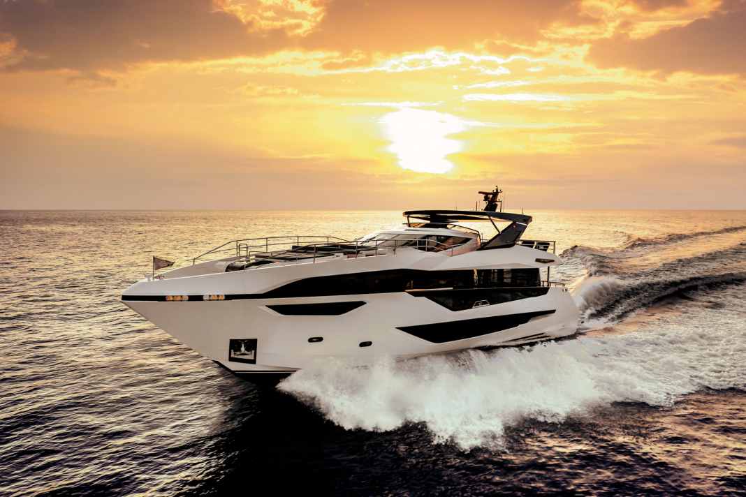 Volle Fahrt: Die Sunseeker 100 rauscht mit maximal 30 Knoten übers Meer. Dazu passend verliehen werfteigene Kreative ein flaches Profil und zackige Linien