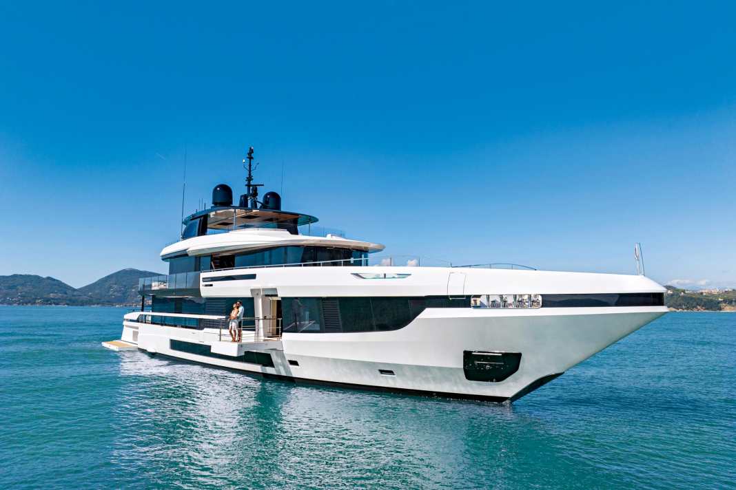 Glaspalast: Alberto Mancini zeichnete den 400 Tonner für zwölf Gäste. An Bord der Oceano 44 sollen sie sich vor allem eins: entspannen