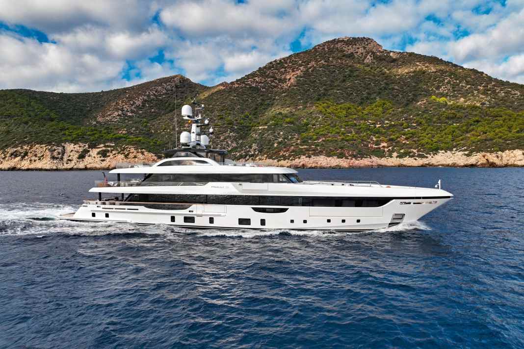 Made in Italy: „Piaceres“ Konstruktion lieferte das Team von Arrabito Naval Architects. Die 50-Meter-Yacht soll mit bis zu 15 Knoten unterwegs sein, die Reisegeschwindigkeit liegt bei zwölf Knoten
