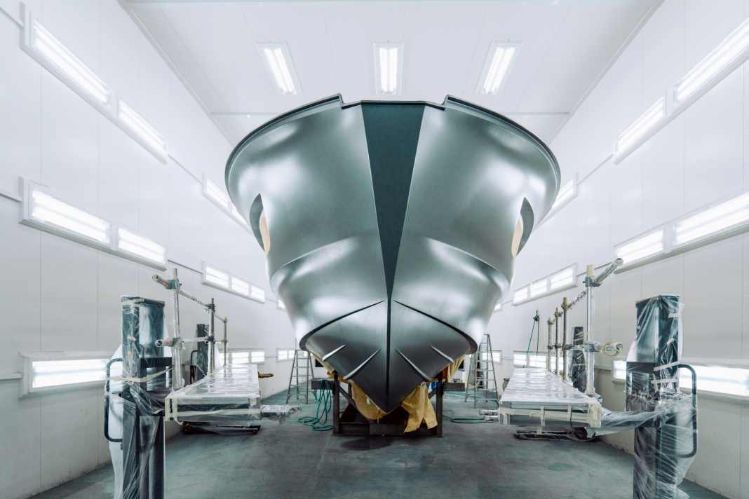 Construction site: A large winter storage facility and the new DB50 of the Stratos own brand are being built at the new shipyard in Lelystad. The hull measures 15 metres in length