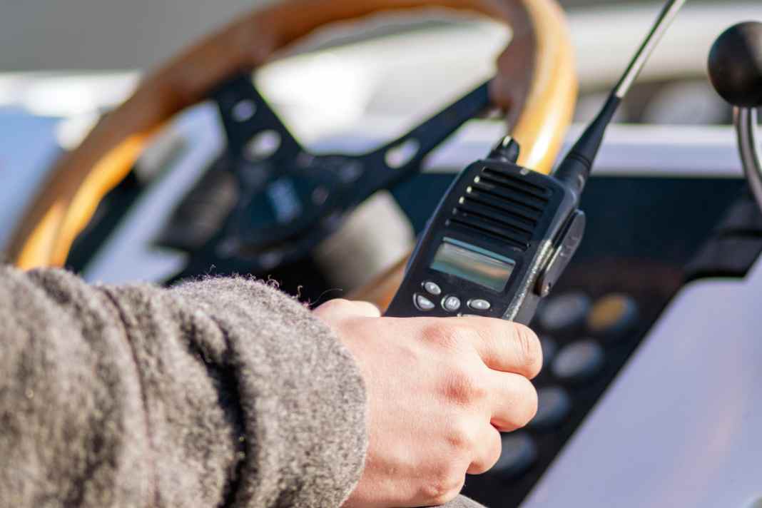 A walkie-talkie or headset can be very helpful for communication during manoeuvres. A lot of communication between the crew on the foredeck and those at the helm is also necessary when anchoring: Where is the sandy bottom? Is the distance to other boats suitable? How deep is it here?