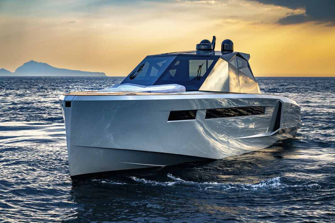 Die Evo R+ erinnert von außen an ein Militärboot