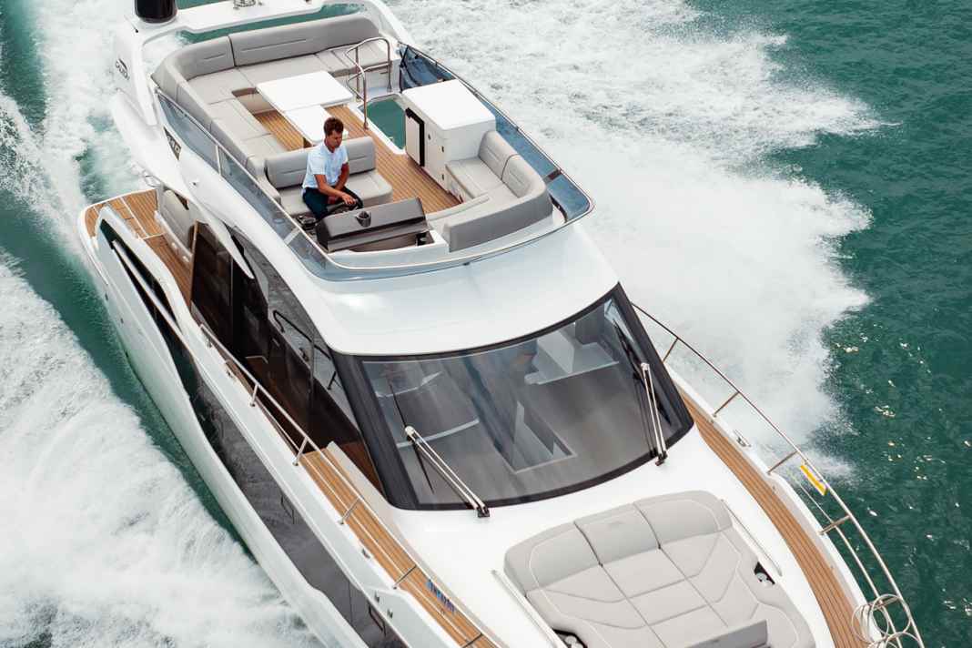 From the flybridge, the driver has a superb view into the distance. The solid railing ensures safe movement