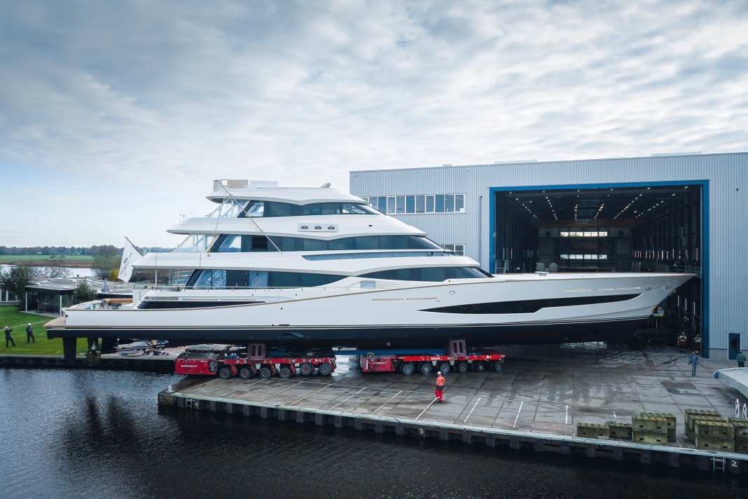 „Big Fisher“: Werft-Tor auf für das Vripack-Design. Deck Nummer sechs sowie das Hardtop kommen erst draußen auf die Alu- Aufbauten der 52 Meter