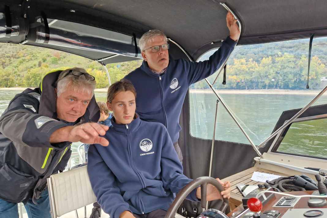 Instructor Christian Zaloudek (left) passes on his knowledge to the course participants