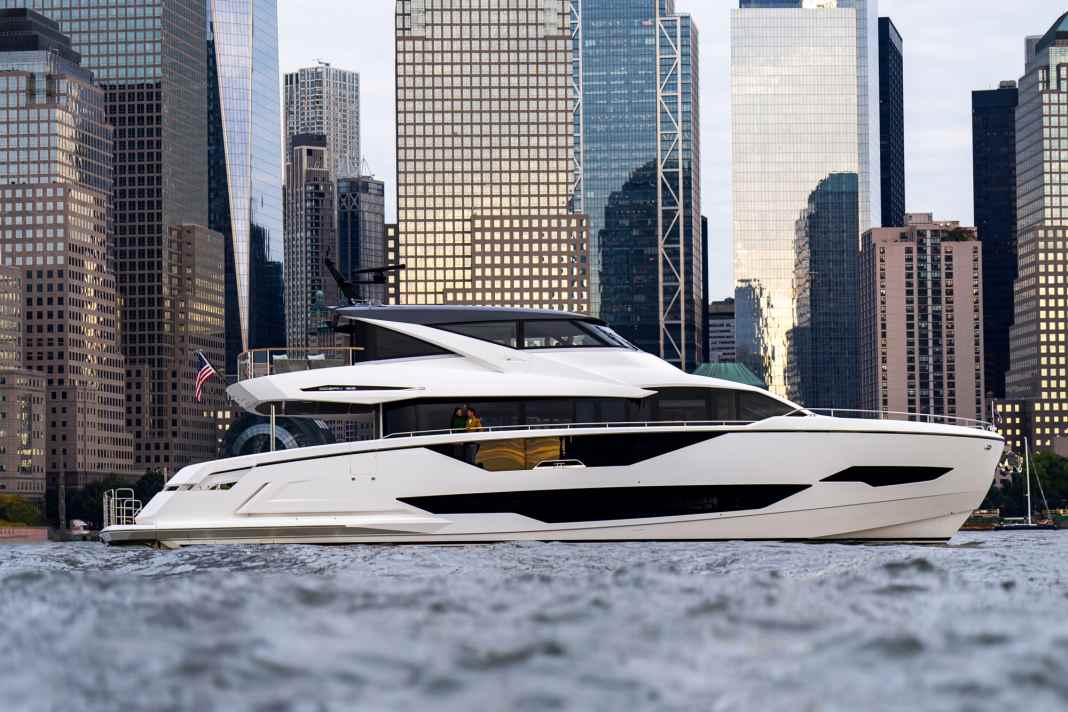 The British are also regular guests in the Rhine metropolis and value their loyal customers from the DACH region. They have the 27.10 metre long displacement format Sunseeker Ocean 182 with them...