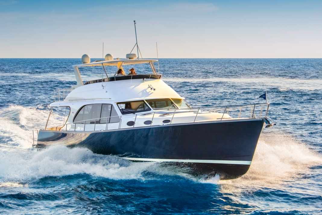 Gute Reise: Je nach Antriebsvariante sind  34 Knoten machbar. Das stärkere Volvo Penta  IPS-Paket liefert dazu eine Reichweite von  933 Seemeilen – bei 21 Knoten