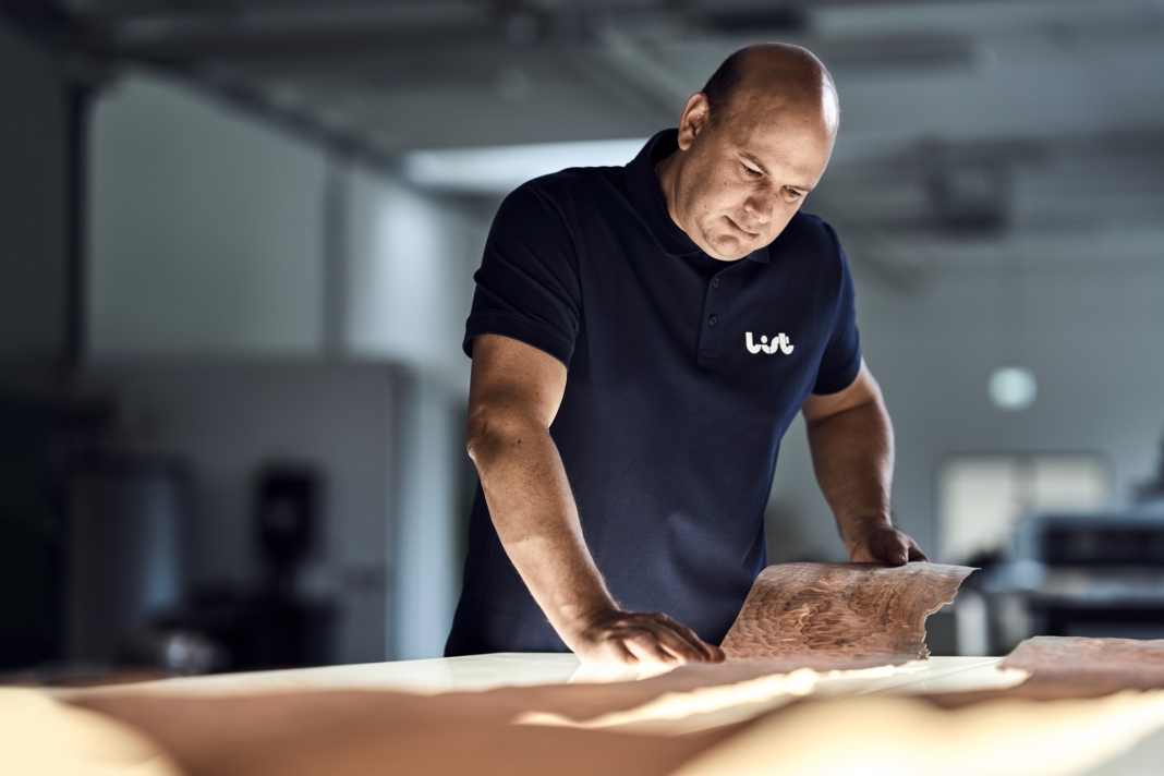 Gutes Auge: Gabor Liptak kontrolliert  bei List GC die Furniere. Der österreichische Familienbetrieb ist stolz auf die geringe Fluktuation bei den Mitarbeitenden