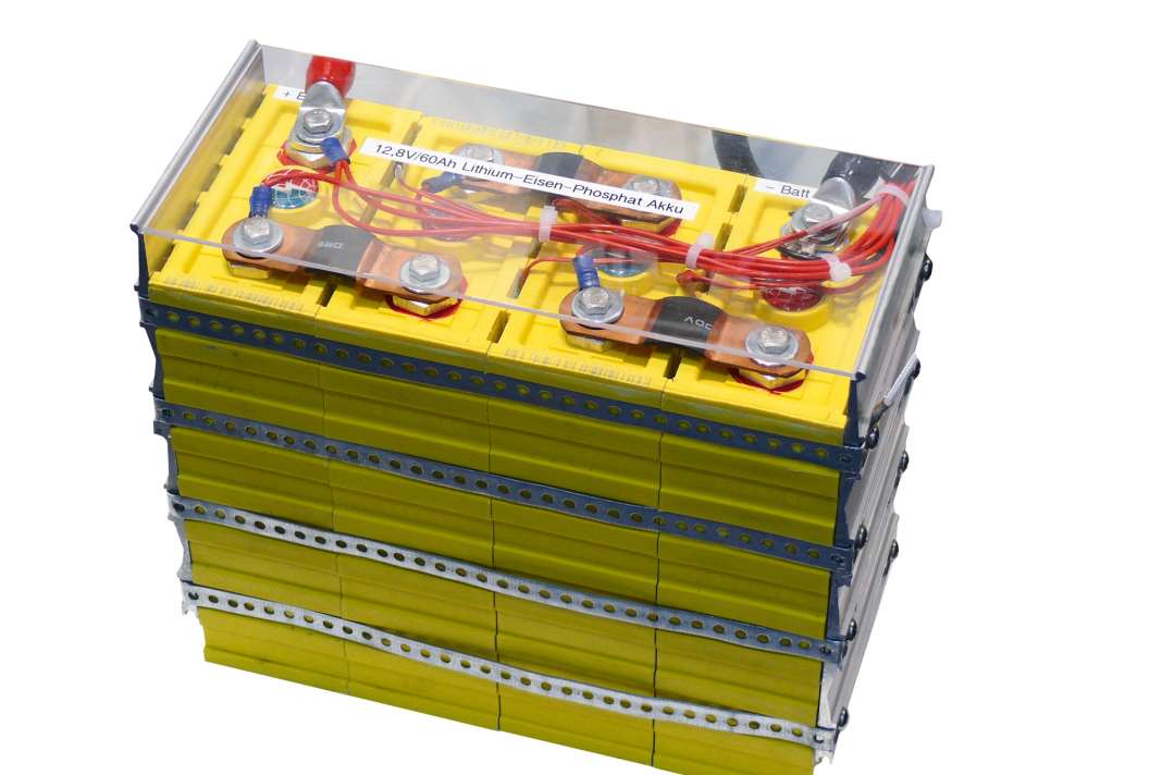 Des cellules prismatiques : La plupart des accumulateurs au lithium-phosphate de fer contiennent des cellules rectangulaires, elles offrent une bonne utilisation de l'espace. Selon le modèle, les cellules sont emballées dans un mince boîtier en aluminium ou en plastique.