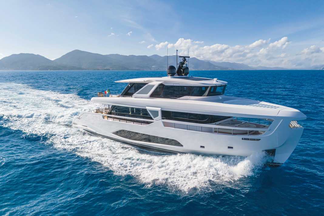 Infynito 90: The 26.97 metres travel with MAN V12 engines. Depending on the power selected, top speeds of up to 22 knots are possible