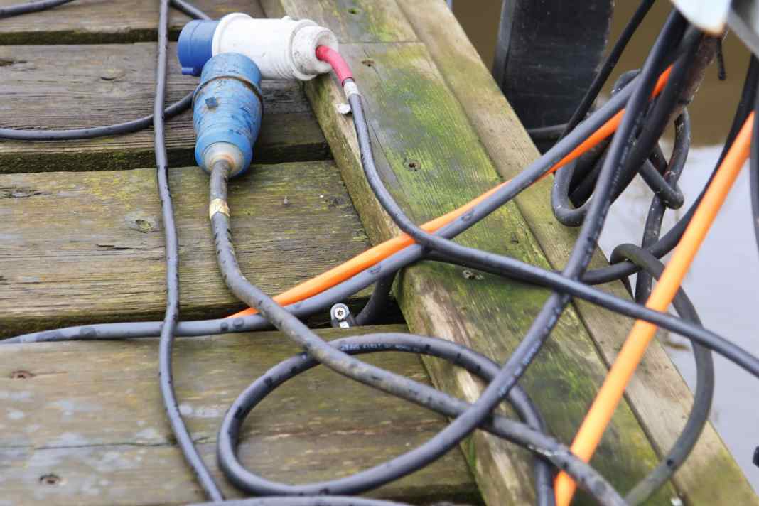 Ungesichert: In Kombination mit großen Kabellängen sind die Übergangswiderstände der zusätzlichen Steckverbindungen durch Adapter besonders riskant