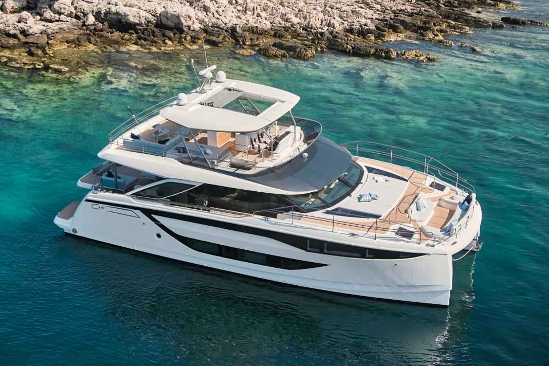 Prestige M8: Ein Jahr  nach der M48 kommt das Flaggschiff der M-Linie,  die knapp 20 Meter  lange Schwester. Die  Decksflächen sind enorm, allein die Flybridge misst  50 Quadratmeter