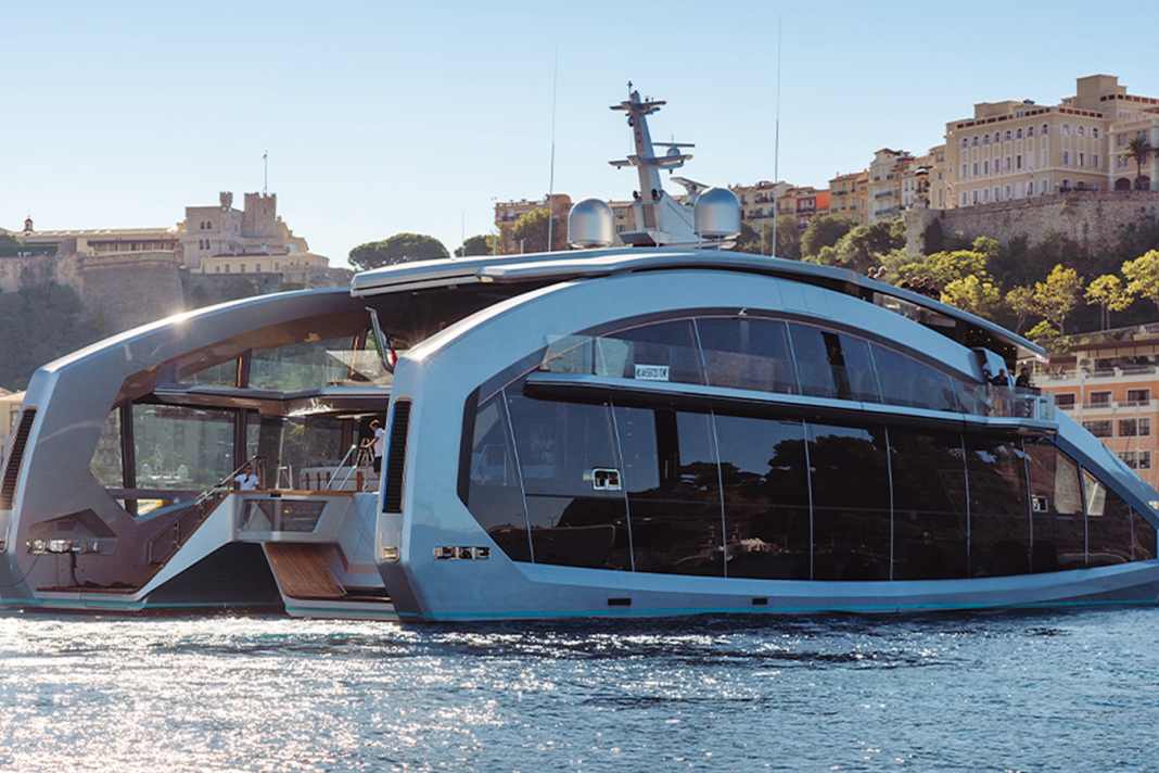 Tecnomar a installé 600 mètres carrés de verre, de moins en moins vers la proue.