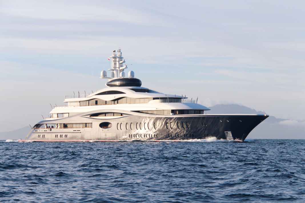 „Launchpad“: Die 118-Meter-Feadship entwarf Espen Øino für einen Russen. Die kugelförmige Observations-Lounge nutzt nun Mark Zuckerberg